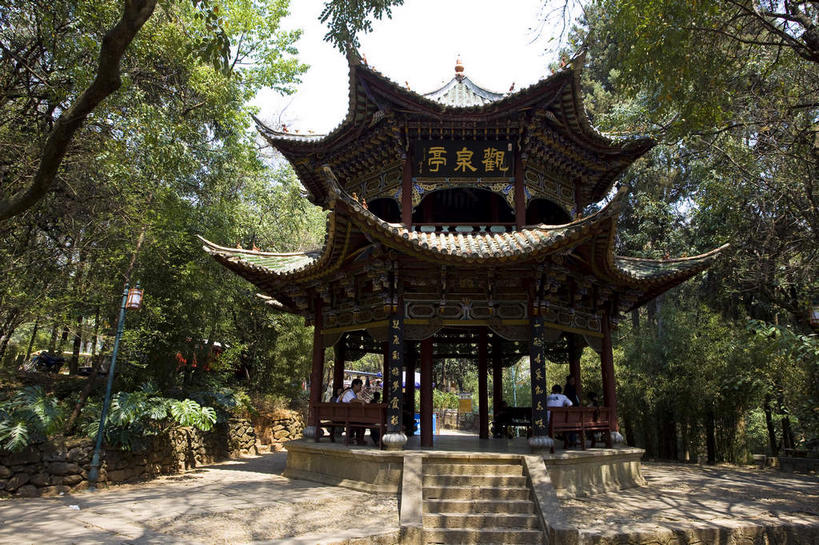 东方人,四个人,坐,横图,室外,白天,正面,旅游,度假,美景,树林,植物,楼梯,雕塑,大理,中国,亚洲,行人,游客,游人,阴影,服装,艺术,装饰,光线,标志,雕刻,牌匾,文字,影子,字符,阶梯,亭子,景观,注视,休闲装,黄种人,文化,娱乐,标识,云南,路人,旅客,台阶,树,树木,衣服,蓝色,绿色,蓝天,天空,阳光,自然,工艺品,凉亭,天,观察,看,享受,休闲,休闲服,汉字,景色,放松,服饰,生长,晴朗,成长,观看,纪念,美术,察看,关注,中文,自然风光,主题,蝴蝶泉,陈列,东亚,云南省,万里无云,中华人民共和国,西南地区,功能,美学,国文,华文,滇,大理州,大理白族自治州,过客,男人,男性,年轻男性,年轻女性,女人,女性,亚洲人,晴空,晴空万里,坐着,彩图,全身,苍山,大理蝴蝶泉