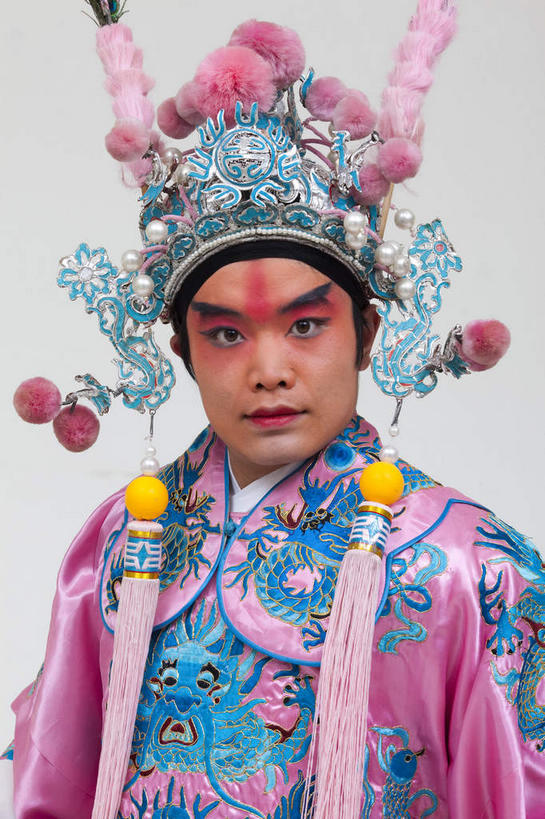 东方人,一个人,演员,站,竖图,室内,白天,白色背景,正面,民族服装,化妆,亚洲,仅一个男性,仅一个人,服装,头饰,注视,黄种人,文化,仅一个年轻男性,衣服,彩妆,发夹,发饰,夹子,观察,看,站着,大衣,摄影,服饰,影棚,观看,武将,察看,衣着,穿着,关注,中国文化,摄影棚,表演服,演出服,京剧,将军,戏曲,国粹,皮黄,衣饰,道具服,男人,男性,年轻男性,亚洲人,站立,半身,彩图,影棚拍摄,传统服装,民俗服,拍摄,京剧服饰,国剧,京戏,平剧,中国戏曲,传统文化,舞台妆,京剧演员,吕布,吕奉先