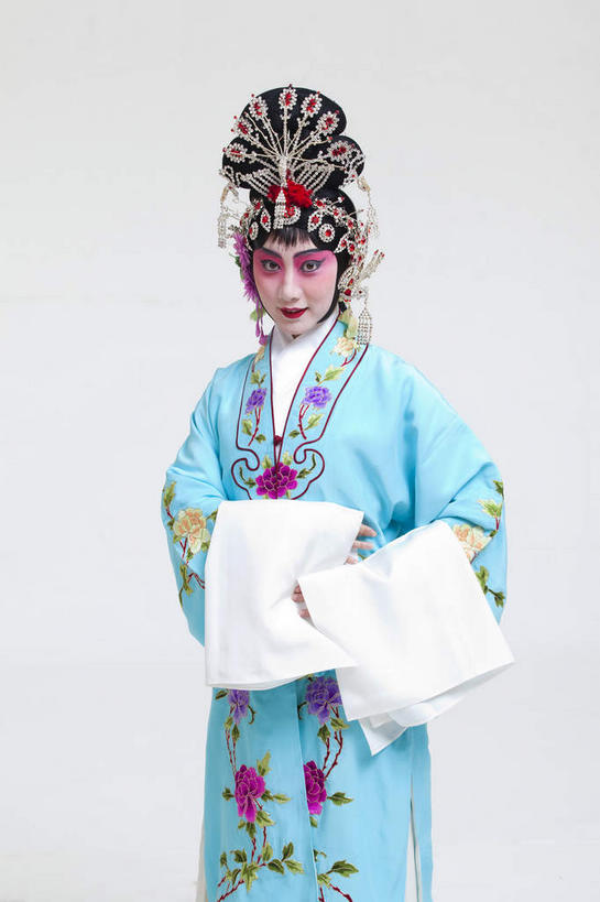东方人,一个人,演员,站,竖图,室内,白天,白色背景,正面,民族服装,化妆,亚洲,仅一个年轻女性,仅一个女性,仅一个人,服装,装饰,头饰,注视,黄种人,文化,发簪,衣服,蓝色,彩妆,发饰,饰品,观察,看,站着,大衣,美女,摄影,服饰,影棚,观看,华丽,修饰,点缀,察看,衣着,穿着,关注,中国文化,摄影棚,表演服,演出服,京剧,配饰,戏曲,国粹,貂蝉,皮黄,衬托,美观,雅致,雅观,簪子,衣饰,玉人,佳人,道具服,年轻女性,女人,女性,亚洲人,站立,半身,彩图,影棚拍摄,传统服装,民俗服,拍摄,京剧服饰,国剧,京戏,平剧,中国戏曲,四大美女,侍女,闭月,任红昌,传统文化,丽人,美人,舞台妆,京剧演员