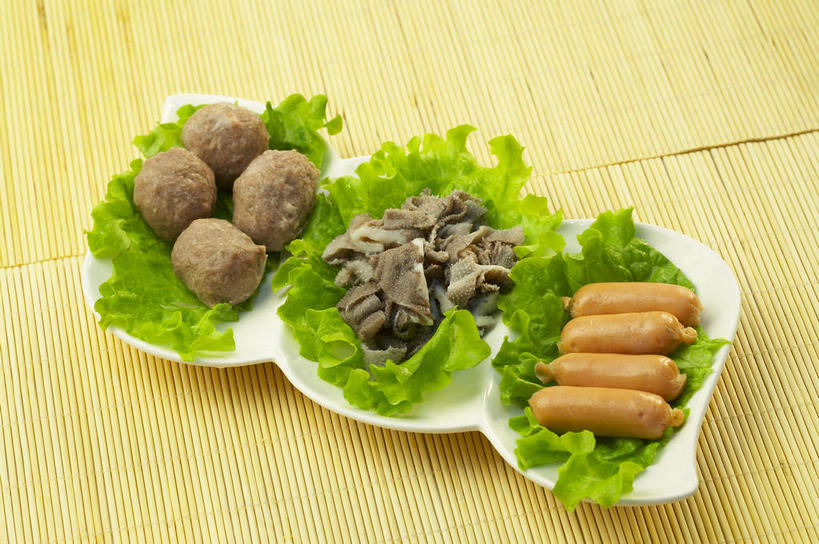 无人,横图,俯视,室内,特写,白天,烹饪,中餐,餐桌,桌子,蔬菜,餐具,一堆,一排,许多,堆叠,堆积,新鲜,整齐,木制,碟子,盘,陶瓷,生菜,莴苣,肉,香肠,牛肉,料理,食品,陶瓷制品,腊肠,丸子,很多,火锅,猪肉,菜肴,美食,肉类,肉丸,食物,排列,盘子,木制品,碟,中式,摄影,佳肴,有机食品,绿色食品,影棚,餐台,中华料理,堆,队列,摄影棚,毛肚,狮子头,肉食,百叶,牛百叶,豚肉,春菜,鹅仔菜,莴仔菜,千金菜,叶用莴苣,彩图,高角度拍摄,影棚拍摄,拍摄,牛肚,肚尖,牛胃