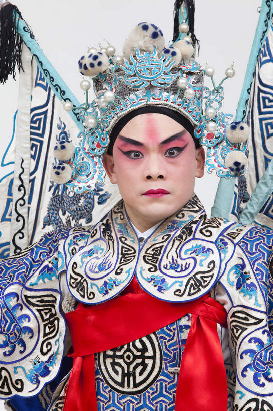 东方人,一个人,演员,站,竖图,室内,白天,白色背景,正面,民族服装,化妆,旗帜,亚洲,仅一个男性,仅一个人,服装,头饰,注视,黄种人,文化,领巾,旗子,仅一个年轻男性,衣服,红色,彩妆,发夹,发饰,夹子,观察,看,站着,大衣,摄影,服饰,影棚,观看,察看,衣着,穿着,关注,中国文化,摄影棚,表演服,演出服,京剧,将军,戏曲,国粹,皮黄,旌旗,旗号,衣饰,将领,道具服,男人,男性,年轻男性,亚洲人,站立,半身,彩图,影棚拍摄,传统服装,民俗服,拍摄,京剧服饰,领饰,国剧,京戏,平剧,中国戏曲,传统文化,永昌亭侯,赵云,赵子龙,舞台妆,京剧演员