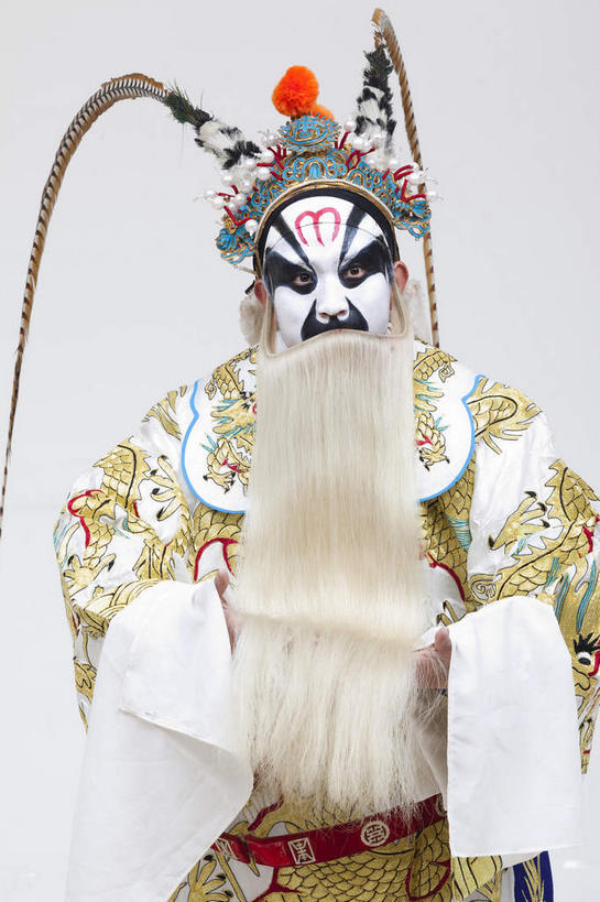 东方人,胡须,一个人,演员,站,竖图,室内,白天,正面,民族服装,化妆,亚洲,仅一个男性,仅一个人,仅一个中年男性,表演,灰色背景,服装,神话,头饰,注视,黄种人,文化,扮演,衣服,白色,彩妆,观察,看,站着,摄影,龙王,服饰,影棚,观看,神仙,察看,演出,衣着,穿着,关注,中国文化,摄影棚,戏剧,传说,表演服,演出服,京剧,戏曲,国粹,皮黄,衣饰,道具服,中国神话,男人,男性,中年男性,亚洲人,胡子,络腮胡,站立,半身,彩图,影棚拍摄,传统服装,民俗服,拍摄,京剧服饰,国剧,京戏,平剧,中国戏曲,传统文化,舞台妆,京剧演员