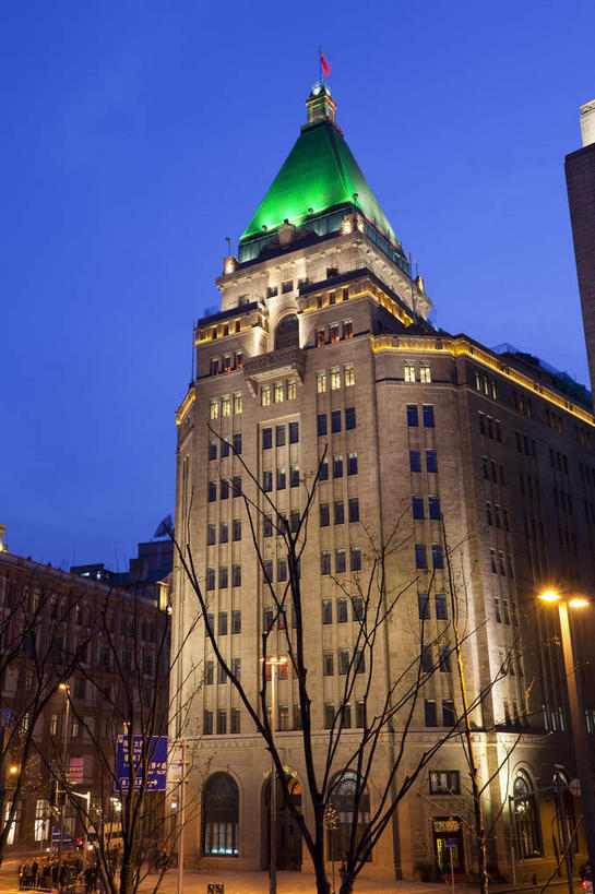 无人,高楼大厦,竖图,室外,夜晚,仰视,度假,美景,植物,城市风光,标志建筑,城市,大厦,地标,建筑,路灯,摩天大楼,夜景,照明,上海,中国,亚洲,阴影,光线,影子,景观,灯光,娱乐,建设,黄浦江,灯,树,树木,蓝色,绿色,蓝天,天空,自然,外滩,天,享受,休闲,景色,放松,生长,成长,照亮,申,照明设备,黄浦区,东亚,沙逊大厦,中山东一路,上海市,中华人民共和国,沪,华东地区,彩图,低角度拍摄,大楼,高层建筑,高楼,摩天楼,黄埔滩,上海外滩,外黄埔滩