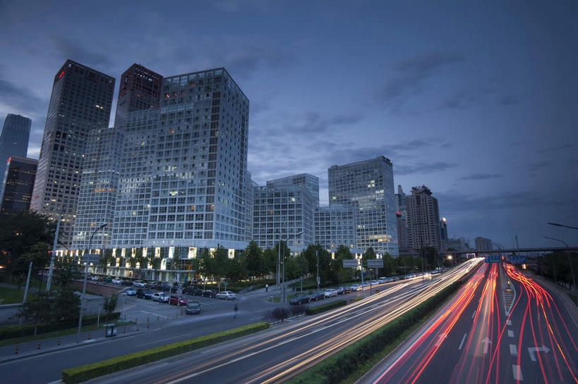 无人,家,高楼大厦,横图,室外,夜晚,长时间曝光,仰视,度假,美景,植物,城市风光,标志建筑,城市,大厦,道路,地标,建筑,路,路灯,摩天大楼,夜景,公路,照明,北京,中国,亚洲,阴影,朦胧,模糊,光线,影子,房屋,屋子,景观,公寓,建筑群,灯光,交通,首都,娱乐,建设,洋房,楼房,住宅,灯,树,树木,绿色,自然,享受,休闲,景色,放松,生长,成长,照亮,照明设备,曝光,东亚,中华人民共和国,北京市,京,北平,华北地区,朝阳区,马路,彩图,低角度拍摄,房子,大楼,高层建筑,高楼,摩天楼,北京CBD,北京商务中心区,中国北京大北窑,北京建外SOHO,建外SOHO