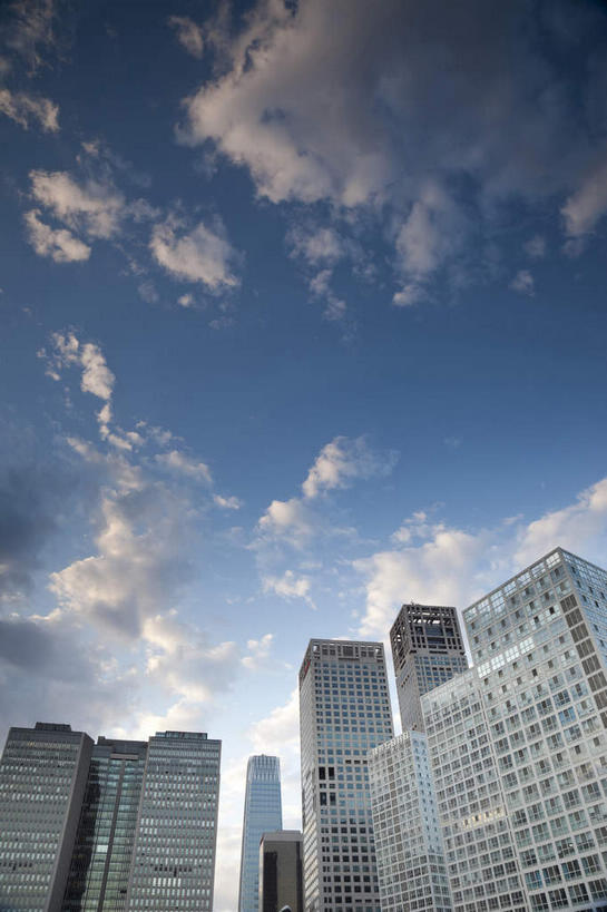 无人,高楼大厦,竖图,室外,白天,仰视,度假,美景,城市风光,标志建筑,城市,大厦,地标,建筑,摩天大楼,北京,中国,亚洲,阴影,光线,影子,景观,云,云朵,建筑群,首都,云彩,娱乐,建设,蓝色,白云,蓝天,天空,阳光,天,享受,休闲,景色,放松,晴朗,东亚,中华人民共和国,北京市,京,北平,华北地区,朝阳区,晴空,彩图,低角度拍摄,大楼,高层建筑,高楼,摩天楼,北京CBD,北京商务中心区,中国北京大北窑,北京建外SOHO,建外SOHO