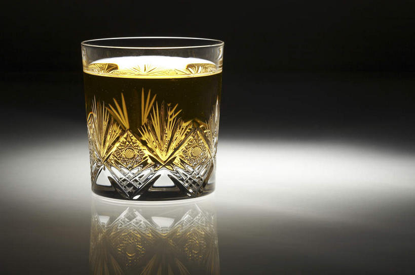 威士忌,无人,横图,室内,特写,白天,正面,餐桌,桌子,杯子,阴影,反射,影子,酒类,一杯,玻璃制品,酒,饮料,一个,黄色,水杯,单个,餐台,蒸馏酒,烈酒,玻璃杯,彩图