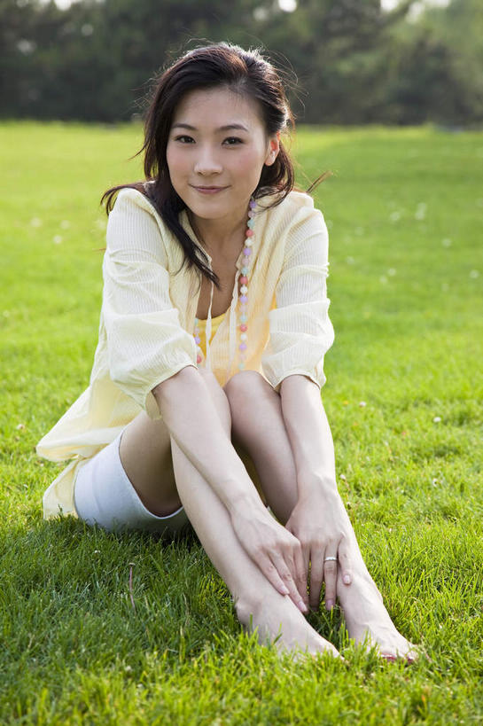东方人,一个人,公园,坐,笑,微笑,竖图,室外,白天,正面,草地,草坪,植物,亚洲,仅一个年轻女性,仅一个女性,仅一个人,阴影,服装,光线,影子,注视,休闲装,黄种人,光脚,草,树,树木,衣服,绿色,阳光,自然,观察,看,休闲,赤脚,休闲服,服饰,生长,成长,观看,察看,关注,年轻女性,女人,女性,亚洲人,坐着,彩图,全身