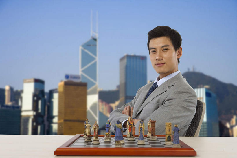 东方人,一个人,无人,商务人士,商务男性,办公室,高楼大厦,坐,笑,微笑,横图,室内,白天,正面,衬衫,游戏,快乐,比赛,办公楼,竞争,数码,科技,家具,桌子,大厦,建筑,摩天大楼,写字楼,香港,中国,亚洲,仅一个男性,仅一个人,阴影,套装,光线,网络,影子,办公桌,领带,高光,几何,计算机图形,玩,合成,扭头,注视,黄种人,娱乐,中环,中银大厦,仅一个年轻男性,蓝色,蓝天,天空,阳光,象棋,楼宇,天,观察,看,转头,休闲,棋盘,国际象棋,商务楼,益智,晴朗,观看,活动,电脑合成图,数码合成图,港,察看,象征,庄重,合成图,发泄,关注,消遣,智力,商务装,身份,工薪阶层,东亚,万里无云,香港岛,香港特别行政区,港澳台,中华人民共和国,办公家具,写实,具体,具象,宣泄,正式,地位,港岛,花园道,中西区,男人,男性,年轻男性,亚洲人,白领,上班族,晴空,晴空万里,玩耍,嬉戏,坐着,半身,彩图,衬衣,大楼,高层建筑,高楼,摩天楼