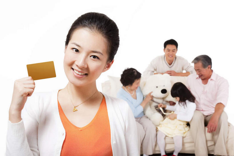 东方人,儿童,老年人,夫妻,母亲,父亲,女儿,祖母,祖父,三代同堂,站,坐,笑,微笑,露齿笑,横图,室内,白天,白色背景,正面,爱情,游戏,纯洁,信用卡,沙发,熊,玩具,项链,亚洲,五个人,一条,一张,握,服装,玩偶,泰迪熊,许多人,浪漫,玩,注视,休闲装,黄种人,娱乐,祖孙三代,装饰品,一只,小孩,衣服,饰品,首饰,玩具熊,观察,看,站着,一群人,休闲,温暖,温馨,父女,母女,休闲服,橙色,金色,卡,恩爱,父爱,可爱,母爱,童年,童趣,益智,握着,储蓄卡,恋人,摄影,服饰,毛绒玩具,影棚,奶奶,爷爷,观看,祖孙,安慰,和睦,察看,发泄,关注,消遣,摄影棚,布艺沙发,童真,烂漫,无邪,外婆,外孙女,外祖母,外公,外祖父,宣泄,罗斯福熊,天真,银行卡,老年男性,老年女性,男人,男性,年轻男性,年轻女性,女孩,女人,女性,亚洲人,孩子,年轻人,夫妇,情侣,全家福,孙女,玩耍,嬉戏,站立,坐着,半身,彩图,影棚拍摄,拍摄,伴侣,融洽,女生,爸爸,多代同堂,妈妈