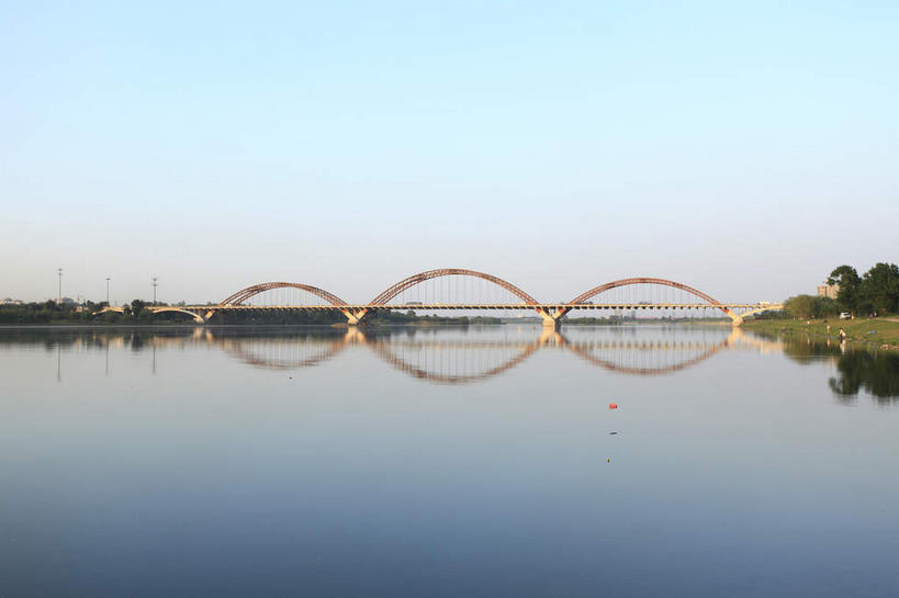 无人,横图,室外,白天,正面,旅游,度假,河流,日落,树林,水,植物,标志建筑,大桥,地标,建筑,桥梁,中国,亚洲,河水,水流,晚霞,霞光,落日,桥,娱乐,建设,拱桥,树,树木,绿色,倒影,自然,黄昏,享受,休闲,旅游胜地,彩霞,放松,拱形,生长,成长,倒映,东亚,辽宁,辽宁省,跨线桥,沈阳,中华人民共和国,省会,沈阳市,辽,东北地区,夕照,反照,薄暮,夕阳,彩图,傍晚,钢拱桥,斜阳,东北,中国东北地区,东北三省,东三省,浑河,长青桥