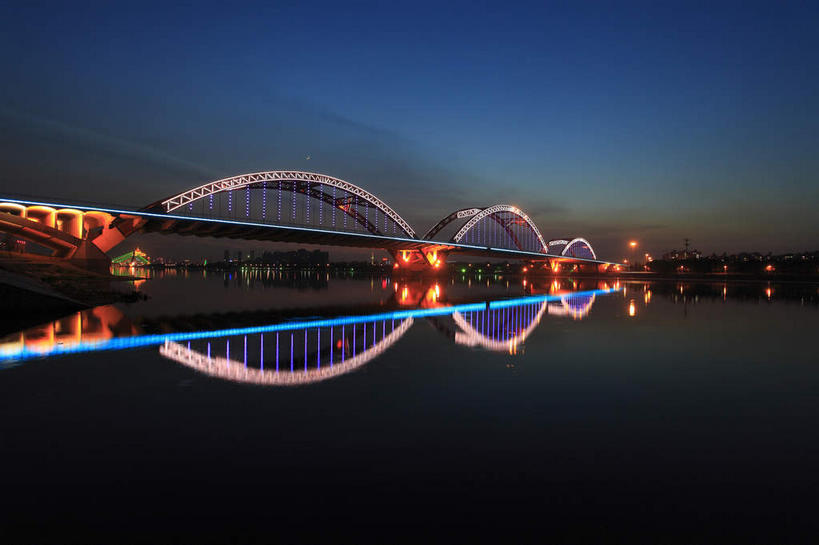 无人,横图,室外,夜晚,正面,旅游,度假,河流,水,标志建筑,大桥,地标,建筑,路灯,桥梁,照明,中国,亚洲,河水,水流,桥,灯光,娱乐,建设,拱桥,灯,蓝色,倒影,蓝天,天空,天,享受,休闲,旅游胜地,放松,拱形,照亮,倒映,照明设备,东亚,辽宁,辽宁省,跨线桥,沈阳,中华人民共和国,省会,沈阳市,辽,东北地区,反照,彩图,钢拱桥,东北,中国东北地区,东北三省,东三省,浑河,长青桥