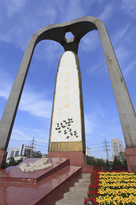 无人,高楼大厦,竖图,室外,白天,仰视,旅游,度假,树林,植物,标志建筑,大厦,地标,建筑,摩天大楼,雕塑,中国,亚洲,阴影,艺术,装饰,盛开,光线,标志,雕刻,雕像,文字,影子,字符,云,云朵,花蕾,云彩,娱乐,标识,建设,石雕,石刻,花,花瓣,花朵,鲜花,树,树木,黄色,蓝色,绿色,白云,蓝天,天空,阳光,自然,石碑,工艺品,天,花苞,花蕊,享受,休闲,汉字,旅游胜地,放松,生长,晴朗,成长,纪念,美术,中文,主题,陈列,东亚,辽宁,辽宁省,沈阳,中华人民共和国,省会,功能,美学,国文,华文,和平区,沈阳市,辽,东北地区,晴空,彩图,低角度拍摄,大楼,高层建筑,高楼,摩天楼,东北,中国东北地区,东北三省,东三省,东北解放纪念碑,和平大街