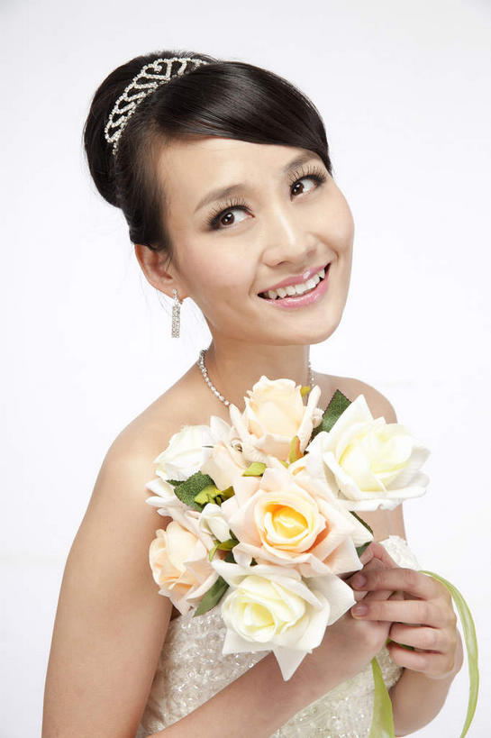 东方人,一个人,新娘,站,笑,微笑,露齿笑,竖图,室内,白天,侧面,婚纱,爱情,婚礼,快乐,项链,亚洲,仅一个年轻女性,仅一个女性,仅一个人,握,灰色背景,庆祝,盛开,捧花,手捧花,丝绸,丝带,头饰,缎带,结婚,浪漫,拿,花蕾,拿着,扭头,注视,黄种人,绸带,装饰品,花,花瓣,花朵,鲜花,白色,发夹,发饰,夹子,戒指,饰品,首饰,花束,花苞,花蕊,观察,看,站着,转头,一束,喜庆,恩爱,握着,摄影,影棚,观看,纪念,捆绑,信物,察看,权利,关注,摄影棚,手饰,绑缚,婚礼捧花,年轻女性,女人,女性,亚洲人,站立,半身,彩图,影棚拍摄,婚礼服,礼服,高兴,拍摄,指环