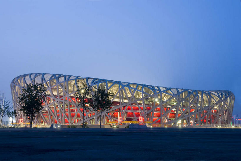 无人,体育馆,公园,运动场,横图,室外,夜晚,正面,旅游,度假,树林,植物,标志建筑,道路,地标,建筑,路,路灯,公路,照明,北京,中国,亚洲,鸟巢,墙,灯光,交通,首都,娱乐,建设,体育场,墙壁,墙面,灯,树,树木,蓝色,绿色,蓝天,天空,自然,天,享受,休闲,旅游胜地,放松,生长,成长,照亮,照明设备,东亚,国家体育场,中华人民共和国,北京市,京,北平,华北地区,朝阳区,运动馆,马路,彩图,北京奥林匹克公园,北京国家体育场,北京奥林匹克体育场