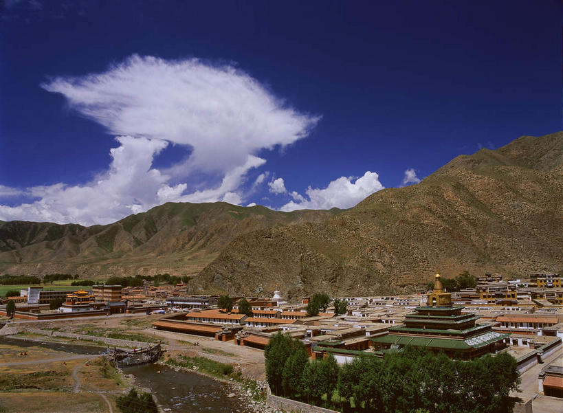 无人,家,寺庙,横图,室外,白天,正面,旅游,度假,美景,山,山脉,树林,植物,窗户,中国,亚洲,阴影,节日,光线,影子,房屋,墙,屋顶,屋子,景观,山峰,乡村,云,云朵,农村,山峦,云彩,顶棚,文化,娱乐,楼房,玻璃窗,墙壁,墙面,住宅,树,树木,蓝色,绿色,白云,蓝天,天空,阳光,自然,村庄,庙宇,群山,天,祈祷,享受,休闲,健康,景色,放松,许愿,宗教,佛教,信仰,生长,晴朗,成长,纪念,祈求,村落,自然风光,东亚,甘肃,甘肃省,喇嘛教,藏传佛教,夏河县,拉卜楞寺,中华人民共和国,西北地区,甘,甘南,甘南州,释教,屯子,墟落,夏河,平安,晴空,彩图,房子,庙,寺,藏语系佛教,西藏佛教