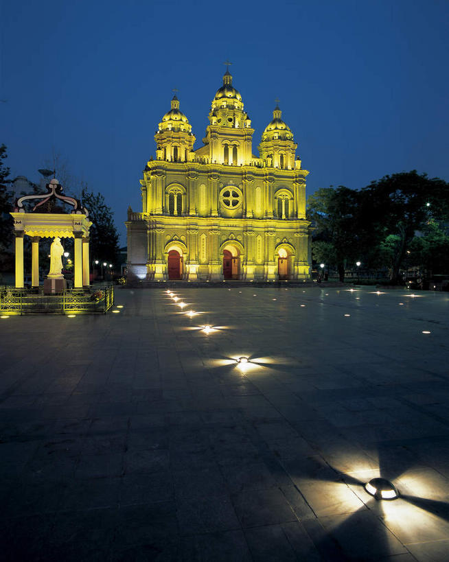 无人,家,教堂,竖图,室外,夜晚,仰视,旅游,度假,名胜古迹,植物,窗户,标志建筑,道路,地标,建筑,路,路灯,公路,照明,北京,中国,亚洲,节日,遗迹,柱子,房屋,墙,屋子,公寓,拱门,灯光,交通,首都,古迹,文化,文物,娱乐,建设,古建筑,洋房,楼房,玻璃窗,墙壁,墙面,住宅,灯,树,树木,黄色,蓝色,绿色,蓝天,天空,自然,王府井,天,祈祷,享受,休闲,健康,旅游胜地,放松,许愿,宗教,信仰,生长,成长,纪念,祈求,照亮,基督教,照明设备,天主教,信念,古文明,东亚,中华人民共和国,东城区,北京市,京,北平,华北地区,王府井大街,平安,马路,彩图,低角度拍摄,房子,大教堂,礼拜堂,东堂,王府井天主堂,东城