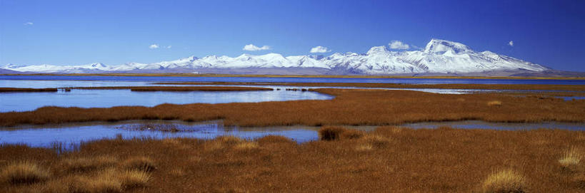 无人,横图,全景,室外,白天,正面,旅游,度假,湖,湖泊,石头,美景,山,山脉,水,天际线,峡谷,雪,雪山,植物,大雪,中国,亚洲,阴影,枯萎,光线,纹路,石子,纹理,影子,冰,湖面,积雪,景观,山峰,水流,水面,雪景,云,云朵,冬季,冬天,枯草,山谷,山峦,云彩,娱乐,西藏,草,黄色,蓝色,白云,倒影,蓝天,天空,阳光,自然,湖水,群山,天,享受,休闲,景色,放松,寒冷,晴朗,连绵,冰冷,倒映,绵延,岩层,自然风光,山岭,藏,东亚,西藏自治区,肌理,中华人民共和国,西南地区,严寒,冰凉,酷寒,凛冽,凛凛,极冷,联贯,反照,纳木那尼峰,普兰县,石块,岩石,晴空,彩图