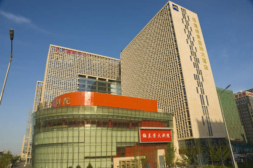 无人,横图,室外,白天,仰视,旅游,度假,树林,植物,窗户,标志建筑,地标,建筑,剧院,路灯,照明,北京,中国,亚洲,阴影,光线,标志,文字,影子,字符,墙,云,云朵,灯光,首都,云彩,娱乐,标识,建设,玻璃窗,墙壁,墙面,灯,树,树木,蓝色,绿色,白云,蓝天,天空,阳光,自然,天,享受,休闲,汉字,旅游胜地,放松,生长,晴朗,成长,照亮,照明设备,中文,东亚,中华人民共和国,北京市,京,北平,华北地区,西城区,国文,华文,晴空,彩图,低角度拍摄,剧场,梅兰芳大剧院