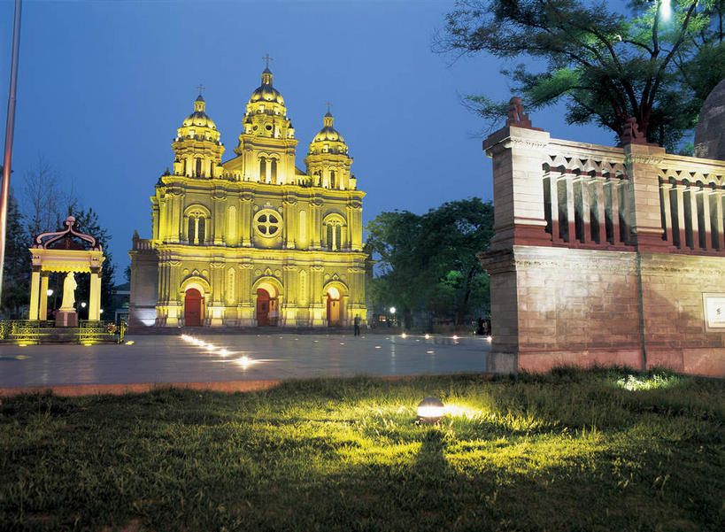 无人,家,教堂,横图,室外,夜晚,仰视,旅游,度假,草地,草坪,名胜古迹,植物,窗户,标志建筑,道路,地标,建筑,路,路灯,公路,照明,北京,中国,亚洲,节日,遗迹,柱子,房屋,墙,屋子,公寓,拱门,灯光,交通,首都,古迹,文化,文物,娱乐,建设,古建筑,洋房,楼房,玻璃窗,墙壁,墙面,住宅,灯,草,树,树木,黄色,蓝色,绿色,蓝天,天空,自然,王府井,天,祈祷,享受,休闲,健康,旅游胜地,放松,许愿,宗教,信仰,生长,成长,纪念,祈求,照亮,基督教,照明设备,天主教,信念,古文明,东亚,中华人民共和国,东城区,北京市,京,北平,华北地区,王府井大街,平安,马路,彩图,低角度拍摄,房子,大教堂,礼拜堂,东堂,王府井天主堂,东城