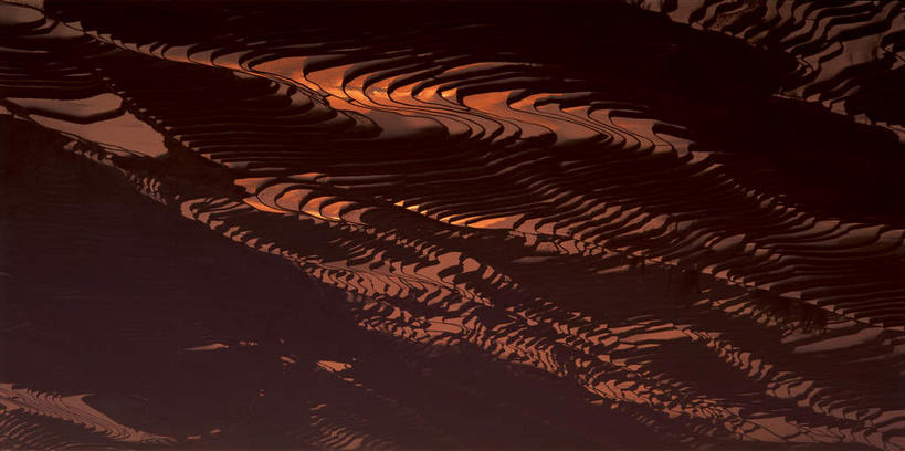 无人,农田,横图,俯视,室外,白天,旅游,度假,农业,庄稼,梯田,农作物,美景,日落,水,中国,亚洲,一排,许多,曲折,弯曲,整齐,液体,稻田,景观,水滴,晚霞,霞光,落日,很多,娱乐,云南,排列,自然,黄昏,享受,休闲,景色,彩霞,放松,蜿蜒,队列,自然风光,东亚,元阳,云南省,中华人民共和国,西南地区,滇,红河,红河州,红河哈尼族彝族自治州,夕照,薄暮,哀牢山,元阳梯田,元阳县,夕阳,彩图,高角度拍摄,耕地,庄稼田,傍晚,元阳哈尼族梯田,斜阳