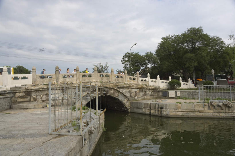 无人,栏杆,横图,室外,白天,正面,度假,河流,美景,树林,水,植物,城市风光,城市,路灯,桥梁,照明,北京,中国,亚洲,阴影,光线,影子,河水,景观,水流,云,云朵,围栏,桥,灯光,首都,云彩,娱乐,什刹海,石桥,护栏,灯,树,树木,蓝色,绿色,白云,蓝天,天空,阳光,自然,天,享受,休闲,景色,放松,生长,晴朗,成长,人行桥,照亮,照明设备,东亚,中华人民共和国,北京市,京,北平,华北地区,晴空,彩图,十刹海