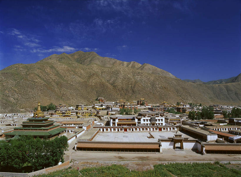 无人,家,寺庙,横图,室外,白天,正面,旅游,度假,美景,山,山脉,树林,植物,窗户,中国,亚洲,阴影,节日,光线,影子,房屋,墙,屋顶,屋子,景观,山峰,乡村,云,云朵,农村,山峦,云彩,顶棚,文化,娱乐,楼房,玻璃窗,墙壁,墙面,住宅,树,树木,蓝色,绿色,白云,蓝天,天空,阳光,自然,村庄,庙宇,群山,天,祈祷,享受,休闲,健康,景色,放松,许愿,宗教,佛教,信仰,生长,晴朗,成长,纪念,祈求,村落,自然风光,东亚,甘肃,甘肃省,喇嘛教,藏传佛教,夏河县,拉卜楞寺,中华人民共和国,西北地区,甘,甘南,甘南州,释教,屯子,墟落,夏河,平安,晴空,彩图,房子,庙,寺,藏语系佛教,西藏佛教