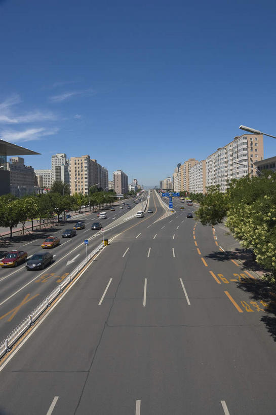 无人,高楼大厦,竖图,俯视,室外,白天,度假,美景,树林,植物,城市风光,城市,大厦,道路,建筑,路,摩天大楼,公路,汽车,北京,中国,亚洲,阴影,光线,影子,景观,云,云朵,分界线,停车线,交通,首都,云彩,娱乐,建设,车,树,树木,蓝色,绿色,白云,蓝天,天空,阳光,自然,交通工具,轿车,天,享受,休闲,景色,放松,生长,晴朗,成长,车行道,车行道分界线,载具,标线,长安街,东亚,车行线,中华人民共和国,北京市,京,北平,华北地区,晴空,马路,彩图,高角度拍摄,大楼,高层建筑,高楼,摩天楼,神州第一街