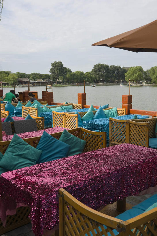 无人,酒吧,竖图,室外,白天,正面,度假,湖,湖泊,美景,树林,水,植物,餐桌,靠垫,桌面,桌子,城市风光,城市,椅子,北京,中国,亚洲,阴影,光线,布料,伞,影子,雨伞,遮阳伞,木椅,湖面,景观,水流,水面,云,云朵,靠枕,首都,云彩,布纹,娱乐,阳伞,什刹海,桌布,树,树木,蓝色,绿色,白云,蓝天,天空,阳光,自然,餐巾,垫子,台布,枕头,湖水,天,享受,休闲,景色,放松,生长,晴朗,成长,餐台,太阳伞,东亚,中华人民共和国,北京市,京,北平,华北地区,晴空,餐桌布,彩图,酒吧间,酒馆,十刹海