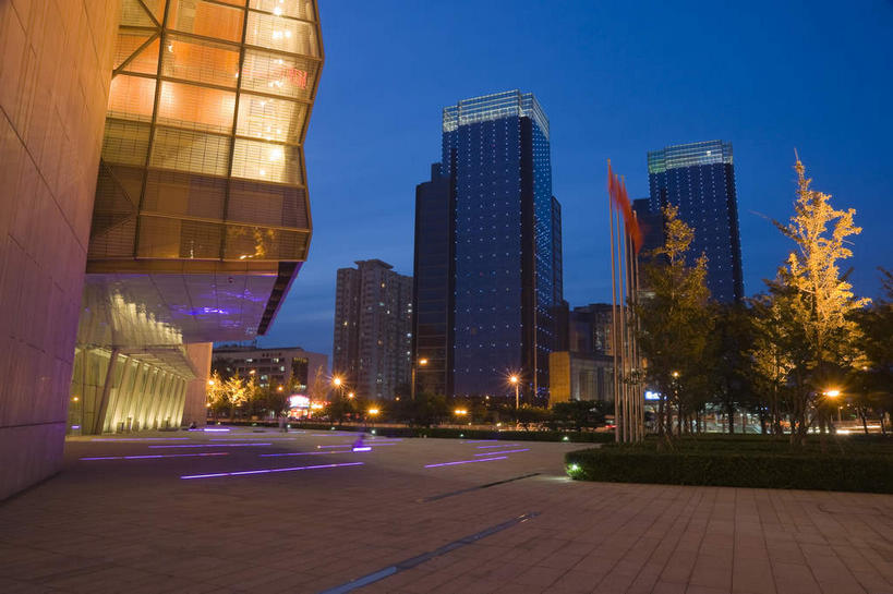 无人,高楼大厦,横图,室外,夜晚,仰视,度假,美景,植物,窗户,城市风光,城市,大厦,道路,建筑,路,路灯,摩天大楼,夜景,公路,照明,北京,中国,亚洲,墙,景观,灯光,交通,首都,娱乐,建设,玻璃窗,墙壁,墙面,灯,树,树木,蓝色,绿色,蓝天,天空,自然,天,享受,休闲,景色,放松,生长,成长,照亮,照明设备,东亚,中华人民共和国,东城区,北京市,京,北平,华北地区,马路,彩图,低角度拍摄,大楼,高层建筑,高楼,摩天楼,东城,东四十条