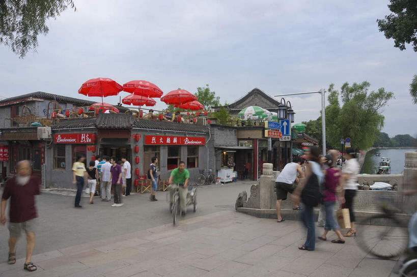 东方人,家,酒吧,走,横图,室外,白天,正面,度假,美景,树林,植物,城市风光,城市,道路,街道,路,公路,自行车,照明,北京,中国,亚洲,行人,吊挂,悬挂,阴影,服装,朦胧,模糊,光线,灯笼,伞,影子,雨伞,遮阳伞,纸灯笼,房屋,屋子,景观,云,云朵,交通,首都,许多人,挂,云彩,注视,休闲装,黄种人,娱乐,阳伞,什刹海,楼房,路人,住宅,车,脚踏车,树,树木,骑,衣服,红色,蓝色,绿色,白云,蓝天,天空,阳光,自然,灯具,交通工具,天,观察,看,一群人,骑车,享受,休闲,休闲服,景色,放松,服饰,生长,晴朗,成长,观看,照亮,察看,太阳伞,照明设备,关注,载具,东亚,中华人民共和国,北京市,京,北平,华北地区,过客,男人,男性,年轻男性,年轻女性,女人,女性,中年男性,中年女性,亚洲人,晴空,马路,步行,散步,走路,半身,彩图,房子,酒吧间,酒馆,十刹海