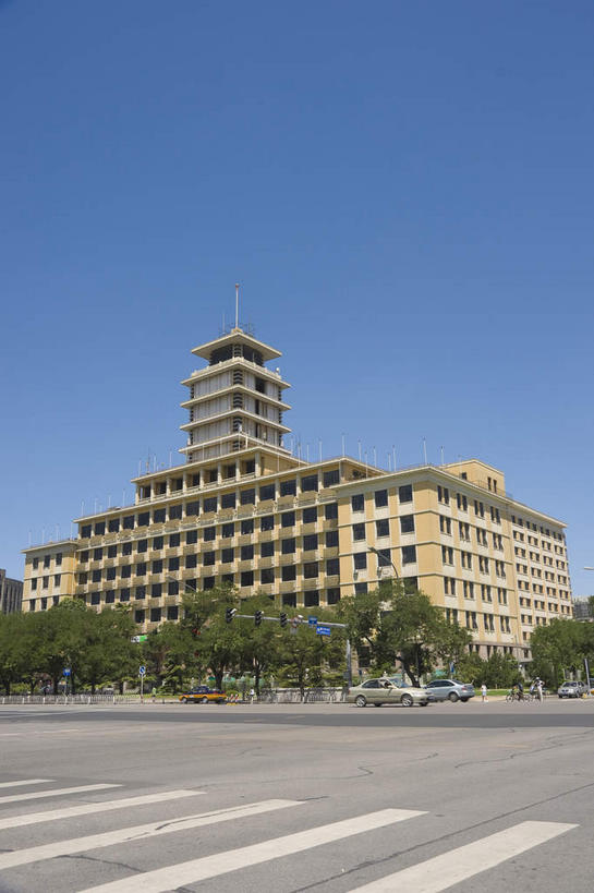 无人,家,竖图,室外,白天,仰视,旅游,度假,美景,树林,植物,窗户,城市风光,城市,道路,建筑,路,人行横道,公路,北京,中国,亚洲,阴影,光线,影子,房屋,墙,屋子,景观,公寓,人行道,交通,首都,娱乐,建设,洋房,楼房,玻璃窗,墙壁,墙面,住宅,树,树木,蓝色,绿色,蓝天,天空,阳光,自然,天,享受,休闲,景色,放松,生长,晴朗,成长,人行横道线,长安街,东亚,万里无云,中华人民共和国,北京市,京,北平,华北地区,晴空,晴空万里,斑马线,马路,彩图,低角度拍摄,房子,神州第一街