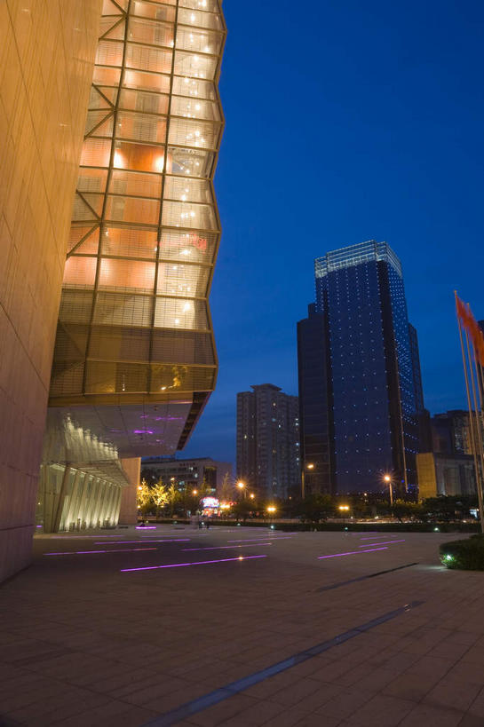 无人,高楼大厦,竖图,室外,夜晚,正面,度假,美景,植物,窗户,城市风光,城市,大厦,道路,建筑,路,路灯,摩天大楼,夜景,公路,照明,北京,中国,亚洲,墙,景观,灯光,交通,首都,娱乐,建设,玻璃窗,墙壁,墙面,灯,树,树木,蓝色,绿色,蓝天,天空,自然,天,享受,休闲,景色,放松,生长,成长,照亮,照明设备,东亚,中华人民共和国,东城区,北京市,京,北平,华北地区,马路,彩图,大楼,高层建筑,高楼,摩天楼,东城,东四十条