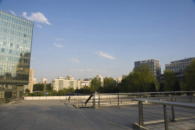 无人,高楼大厦,栏杆,横图,室外,白天,仰视,度假,美景,窗户,落地窗,城市风光,城市,大厦,道路,建筑,路,摩天大楼,公路,北京,中国,亚洲,一排,许多,阴影,整齐,并列,并排,光线,英文,标志,文字,影子,字符,字母,景观,云,云朵,围栏,交通,首都,很多,云彩,娱乐,标识,建设,护栏,玻璃窗,排列,红色,蓝色,白云,倒影,蓝天,天空,阳光,天,享受,休闲,汉字,景色,放松,晴朗,英文字母,倒映,队列,中文,平行,玻璃幕墙,东亚,海淀区,中关村,中华人民共和国,北京市,京,北平,华北地区,国文,华文,反照,晴空,马路,彩图,低角度拍摄,大楼,高层建筑,高楼,摩天楼,国家自主创新示范区,中关村科技园,中关村E世界,中关村西区