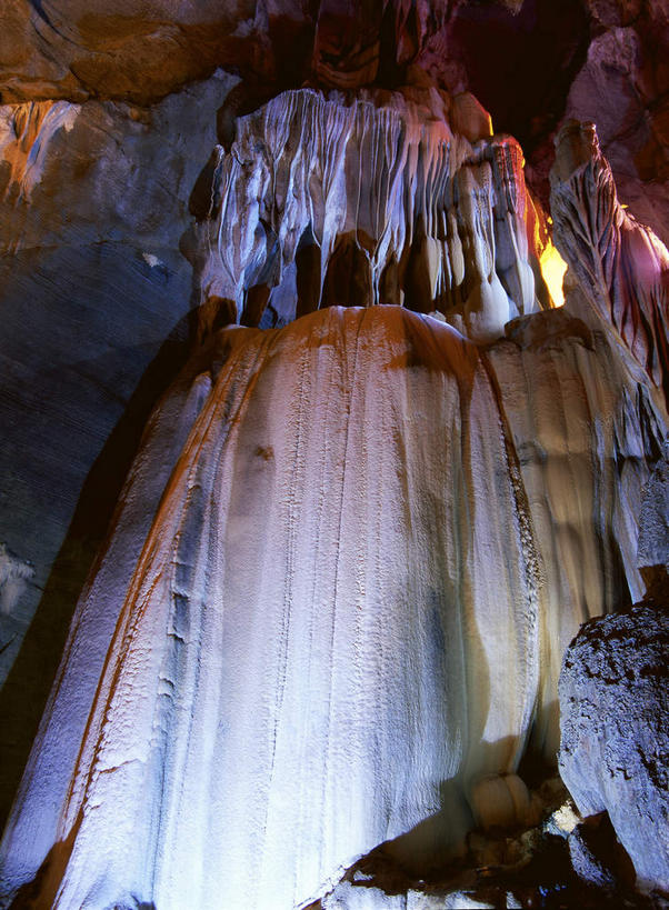 无人,竖图,彩色,室内,白天,仰视,旅游,度假,石头,美景,霓虹灯,中国,亚洲,阴影,光线,石子,影子,景观,灯光,七彩,喀斯特,娱乐,光源,霓虹,云南,灯,自然,享受,休闲,景色,放松,照明设备,自然风光,东亚,喀斯特地貌,云南省,中华人民共和国,西南地区,氖灯,滇,红河,红河州,红河哈尼族彝族自治州,石灰石,石块,彩图,低角度拍摄,岩溶,岩溶地貌,泸西县,泸西,阿庐古洞,泸源洞,云南第一洞