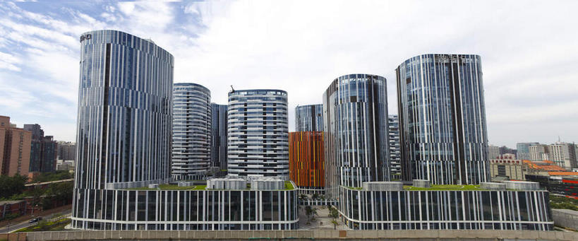 无人,高楼大厦,横图,俯视,航拍,室外,白天,度假,美景,窗户,落地窗,城市风光,标志建筑,城市,大厦,道路,地标,建筑,路,摩天大楼,公路,北京,中国,亚洲,一排,许多,阴影,整齐,并列,并排,光线,影子,景观,云,云朵,交通,首都,很多,云彩,娱乐,建设,玻璃窗,排列,蓝色,白云,蓝天,天空,阳光,天,享受,休闲,景色,放松,晴朗,鸟瞰,队列,平行,玻璃幕墙,东亚,中华人民共和国,北京市,京,北平,华北地区,朝阳区,晴空,马路,彩图,高角度拍摄,大楼,高层建筑,高楼,摩天楼,三里屯,三里屯酒吧街,三里屯SOHO