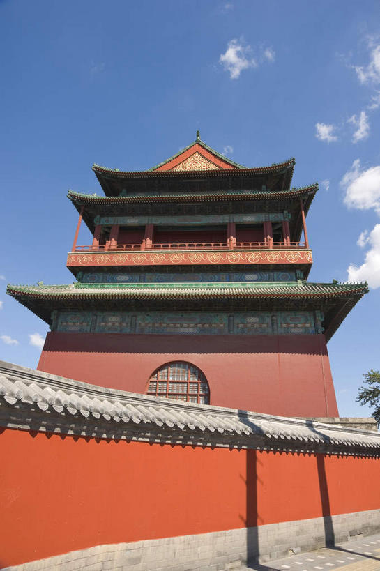 无人,竖图,室外,白天,仰视,旅游,度假,名胜古迹,树林,植物,标志建筑,地标,建筑,北京,中国,亚洲,阴影,遗迹,光线,瓦片,影子,墙,屋檐,云,云朵,首都,云彩,古迹,文物,娱乐,建设,城墙,古建筑,檐,墙壁,墙面,树,树木,红色,蓝色,绿色,白云,蓝天,天空,阳光,自然,天,享受,休闲,旅游胜地,放松,城楼,生长,晴朗,成长,坚硬,防御,古文明,东亚,鼓楼,中华人民共和国,北京市,京,北平,华北地区,西城区,门楼,坚固,晴空,彩图,低角度拍摄,北京鼓楼,地安门外大街