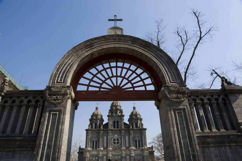 无人,教堂,横图,室外,白天,仰视,旅游,度假,名胜古迹,树林,植物,标志建筑,地标,建筑,北京,中国,亚洲,阴影,节日,遗迹,光线,十字架,影子,墙,拱门,首都,古迹,文化,文物,娱乐,建设,古建筑,墙壁,墙面,树,树木,蓝色,绿色,蓝天,天空,阳光,自然,王府井,天,祈祷,享受,休闲,健康,旅游胜地,放松,许愿,宗教,信仰,生长,晴朗,成长,纪念,祈求,基督教,天主教,信念,古文明,东亚,万里无云,中华人民共和国,东城区,北京市,京,北平,华北地区,王府井大街,平安,晴空,晴空万里,彩图,低角度拍摄,大教堂,礼拜堂,东堂,王府井天主堂,东城