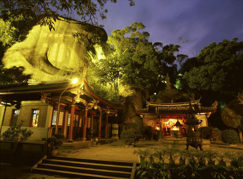 无人,寺庙,横图,室外,夜晚,仰视,旅游,度假,名胜古迹,树林,植物,楼梯,标志建筑,地标,建筑,路灯,照明,鼓浪屿,中国,亚洲,节日,遗迹,香炉,阶梯,云,云朵,灯光,燃烧,云彩,古迹,文化,文物,娱乐,建设,古建筑,厦门,台阶,灯,树,树木,绿色,白云,天空,自然,香火,庙宇,天,祈祷,享受,休闲,健康,旅游胜地,放松,许愿,宗教,信仰,生长,成长,纪念,祈求,照亮,祭奠,祭祀,照明设备,祭坛,福建,古文明,东亚,福建省,厦门市,中华人民共和国,华东地区,闽,敬拜,平安,彩图,低角度拍摄,庙,寺,思明区,日光岩寺