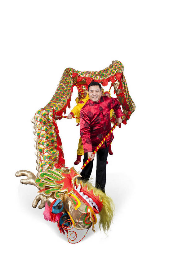 东方人,站,笑,微笑,露齿笑,竖图,室内,白天,白色背景,正面,民族服装,亚洲,一排,表演,握,服装,辟邪,整齐,头巾,头饰,许多人,拿,拿着,注视,黄种人,文化,排列,舞龙,衣服,黄色,红色,发饰,观察,看,祈祷,祈福,站着,一群人,健康,握着,许愿,摄影,服饰,影棚,观看,张开双腿,祈求,察看,衣着,穿着,队列,关注,摄影棚,表演服,演出服,驱邪,祛邪,避邪,衣饰,展开双腿,道具服,平安,男人,男性,年轻男性,中年男性,亚洲人,站立,彩图,全身,影棚拍摄,传统服装,民俗服,拍摄,舞蹈,唐装,伸展双腿,玩龙灯