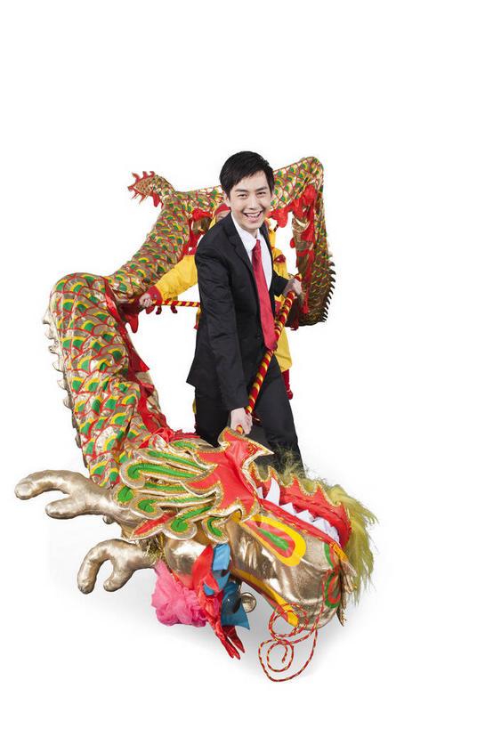 东方人,一个人,商务人士,商务男性,站,笑,微笑,露齿笑,竖图,室内,白天,白色背景,正面,衬衫,亚洲,仅一个男性,仅一个人,表演,握,套装,辟邪,领带,拿,拿着,注视,黄种人,文化,仅一个年轻男性,舞龙,观察,看,祈祷,祈福,站着,健康,握着,许愿,摄影,影棚,观看,祈求,察看,象征,庄重,关注,摄影棚,商务装,身份,工薪阶层,正式,地位,驱邪,祛邪,避邪,平安,男人,男性,年轻男性,亚洲人,白领,上班族,站立,彩图,全身,影棚拍摄,衬衣,拍摄,舞蹈,玩龙灯