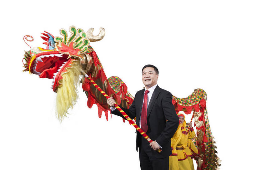 东方人,同事,商务人士,演员,电影明星,商务男性,站,举,笑,微笑,露齿笑,横图,室内,白天,白色背景,正面,衬衫,成功,合作,团队,集体,信心,亚洲,表演,握,套装,服装,辟邪,头巾,头饰,领带,许多人,拿,拿着,注视,黄种人,文化,队伍,舞龙,衣服,黄色,发饰,观察,看,祈祷,祈福,托,站着,一群人,健康,握着,许愿,摄影,服饰,影棚,观看,祈求,察看,领导,象征,衣着,庄重,成就,穿着,关注,摄影棚,商务装,身份,表演服,合伙,领袖,演出服,工薪阶层,正式,地位,驱邪,祛邪,避邪,衣饰,排泄,道具服,平安,男人,男性,年轻男性,中年男性,亚洲人,白领,上班族,影视明星,举起,举手,举着,向上举,向上伸,向上托,站立,半身,彩图,影棚拍摄,衬衣,拍摄,舞蹈,渗出,玩龙灯,分泌