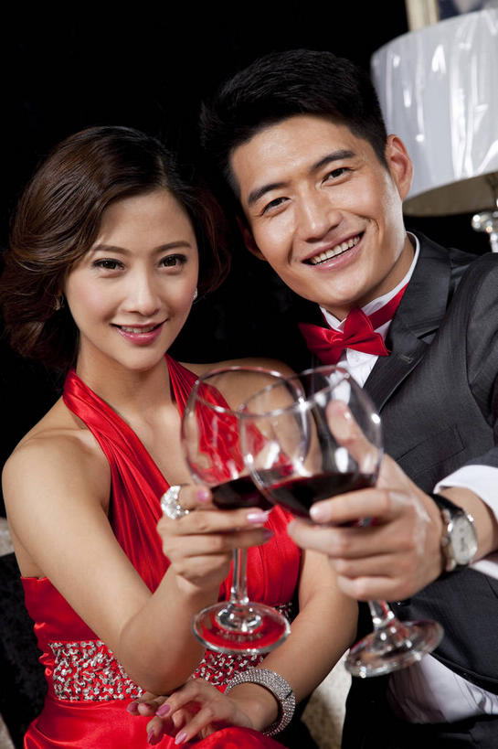 红酒,葡萄酒,东方人,两个人,家庭,夫妻,商务人士,商务男性,坐,笑,微笑,露齿笑,横图,室内,白天,正面,衬衫,晚礼服,爱情,台灯,杯子,照明,亚洲,握,套装,庆祝,时间,高脚杯,领结,时钟,手表,墙,灯光,红酒杯,酒类,浪漫,拿,计时,拿着,注视,黄种人,墙壁,墙面,玻璃制品,灯,酒,装饰品,饮料,红色,戒指,酒杯,饰品,手链,首饰,灯具,钟表,干杯,观察,看,碰杯,温暖,温馨,一家人,表,红葡萄酒,恩爱,交际,友好,握着,恋人,手镯,观看,腕表,信物,照亮,庆贺,和睦,察看,权利,象征,庄重,葡萄酒杯,照明设备,关注,礼仪,商务装,身份,敬酒,镯子,工薪阶层,劝酒,正式,地位,手饰,男人,男性,年轻男性,年轻女性,女人,女性,亚洲人,年轻人,夫妇,情侣,白领,上班族,玻璃杯,钟,坐着,半身,彩图,衬衣,晚宴服,舞会服,洋服,洋装,夜礼服,伴侣,融洽,指环