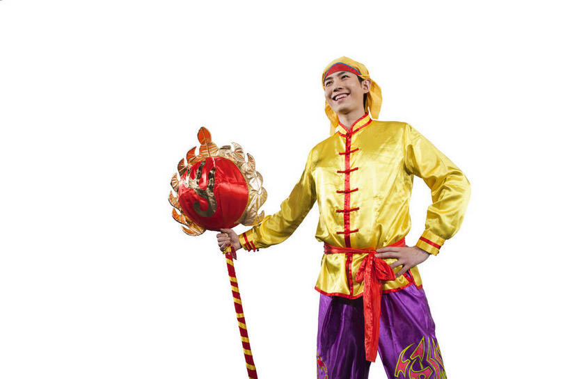 东方人,一个人,站,笑,微笑,露齿笑,横图,室内,白天,白色背景,仰视,亚洲,仅一个男性,仅一个人,表演,握,服装,辟邪,头巾,头饰,拿,拿着,注视,黄种人,文化,手叉腰,仅一个年轻男性,舞龙,衣服,发饰,叉腰,观察,看,祈祷,祈福,站着,健康,握着,许愿,摄影,服饰,影棚,观看,祈求,察看,衣着,穿着,关注,摄影棚,表演服,演出服,驱邪,祛邪,避邪,衣饰,道具服,单手叉腰,平安,杆子,男人,男性,年轻男性,亚洲人,站立,半身,彩图,低角度拍摄,影棚拍摄,拍摄,舞蹈,玩龙灯