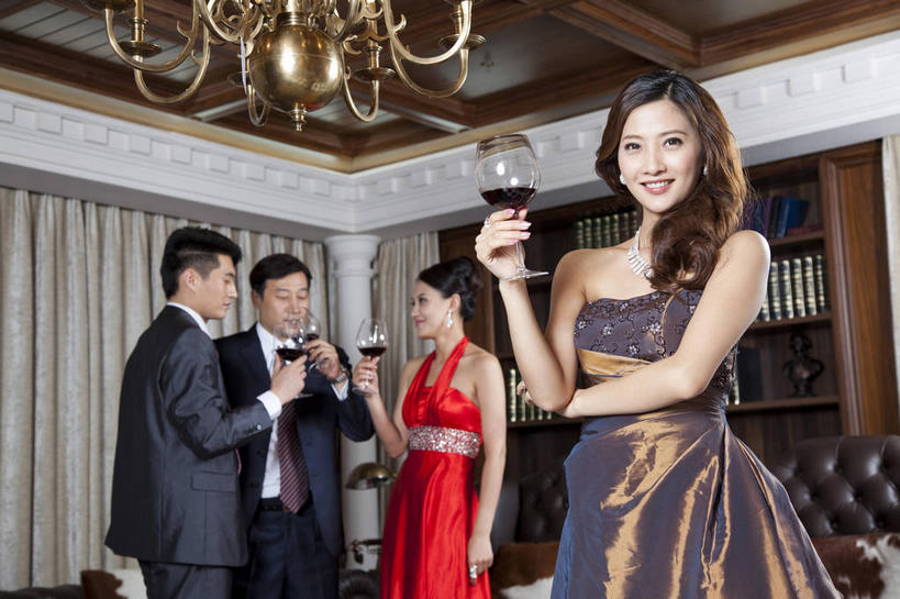 红酒,葡萄酒,东方人,四个人,家庭,夫妻,伙伴,朋友,商务人士,商务男性,客厅,站,笑,微笑,露齿笑,竖图,室内,白天,正面,衬衫,晚礼服,爱情,友谊,窗帘,柜子,沙发,天花板,杯子,书籍,照明,亚洲,握,套装,庆祝,装饰,高脚杯,墙,灯光,领带,红酒杯,酒类,浪漫,拿,拿着,注视,黄种人,吊灯,墙壁,墙面,玻璃制品,灯,酒,饮料,帘子,酒杯,书本,橱柜,灯具,书柜,干杯,观察,看,碰杯,站着,温暖,温馨,一家人,遮阳,书橱,红葡萄酒,恩爱,交际,友好,握着,恋人,观看,华丽,修饰,照亮,庆贺,点缀,和睦,察看,起居室,象征,庄重,葡萄酒杯,照明设备,储存,关注,礼仪,商务装,身份,敬酒,工薪阶层,劝酒,衬托,美观,雅致,雅观,正式,地位,客堂,储备,蕴藏,贮备,友情,男人,男性,年轻男性,年轻女性,女人,女性,中年男性,亚洲人,年轻人,夫妇,情侣,白领,上班族,玻璃杯,书,图书,站立,半身,彩图,衬衣,晚宴服,舞会服,洋服,洋装,夜礼服,伴侣,融洽,贮存,皮沙发