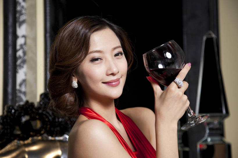 东方人,一个人,客厅,笑,微笑,露齿笑,竖图,室内,白天,侧面,晚礼服,爱情,杯子,椅子,照明,亚洲,仅一个年轻女性,仅一个女性,仅一个人,握,阴影,反射,高脚杯,面具,影子,墙,灯光,红酒杯,浪漫,拿,拿着,注视,黄种人,吊灯,墙壁,墙面,玻璃制品,灯,装饰品,红色,耳环,戒指,酒杯,饰品,首饰,灯具,观察,看,恩爱,握着,观看,信物,照亮,察看,起居室,权利,葡萄酒杯,照明设备,关注,手饰,耳饰,客堂,年轻女性,女人,女性,亚洲人,玻璃杯,半身,彩图,晚宴服,舞会服,洋服,洋装,夜礼服,指环