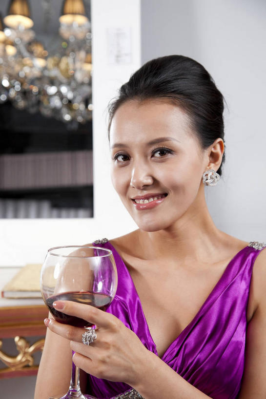 东方人,一个人,客厅,笑,微笑,露齿笑,竖图,室内,白天,正面,晚礼服,爱情,镜子,杯子,照明,亚洲,仅一个年轻女性,仅一个女性,仅一个人,握,高脚杯,墙,灯光,红酒杯,浪漫,拿,拿着,注视,黄种人,吊灯,墙壁,墙面,玻璃制品,灯,装饰品,紫色,倒影,耳环,戒指,酒杯,饰品,首饰,灯具,观察,看,恩爱,握着,观看,信物,照亮,镜像,察看,倒映,起居室,权利,镜面,葡萄酒杯,照明设备,关注,手饰,耳饰,客堂,反照,年轻女性,女人,女性,亚洲人,玻璃杯,半身,彩图,晚宴服,舞会服,洋服,洋装,夜礼服,指环