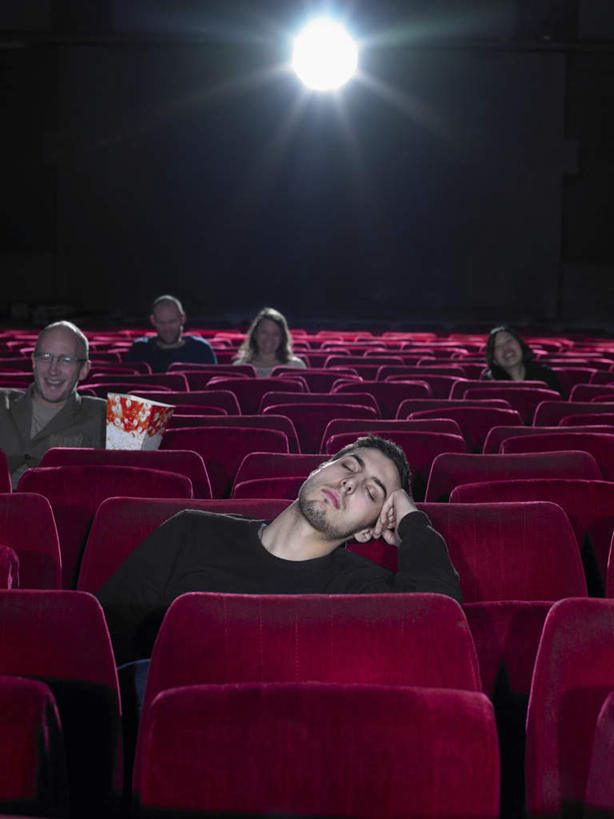 点心,西方人,观众,坐,闭眼,睡,竖图,室内,白天,正面,电影院,剧院,欧洲,欧洲人,五个人,撑,阴影,服装,光线,影子,灯光,食品,许多人,休闲装,座位,食物,衣服,零食,一群人,休闲,休闲服,爆米花,服饰,撑着,垃圾食品,膨化食品,零嘴,坐位,男人,男性,年轻男性,女人,女性,中年女性,白种人,观赏人员,闭眼睛,闭着眼,闭着眼睛,困,困觉,寝息,睡觉,坐着,半身,彩图,剧场,戏院,影院