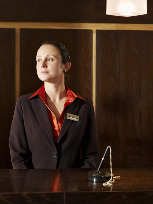 西方人,一个人,前台,服务员,站,竖图,室内,白天,正面,工作服,制服,桌面,桌子,欧洲,欧洲人,仅一个年轻女性,仅一个女性,仅一个人,木制,笔,墙,办公用品,注视,墙壁,墙面,文具,木制品,学习用品,观察,看,站着,观看,文具用品,察看,关注,工作制服,接待员,年轻女性,女人,女性,白种人,服务生,侍者,站立,半身,彩图,工作套服