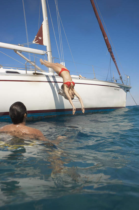 游泳,西方人,背部,两个人,家庭,夫妻,跳,竖图,室外,白天,正面,泳装,比基尼,爱情,海浪,海洋,船,欧洲,欧洲人,一艘,阴影,光线,影子,浪花,游艇,浪漫,裸露,蓝色,白色,蓝天,天空,阳光,海水,交通工具,天,温暖,温馨,一家人,恩爱,恋人,晴朗,和睦,载具,裸,海景,万里无云,泅水,拍浮,男人,男性,年轻女性,女人,女性,中年男性,白种人,年轻人,夫妇,情侣,大海,风浪,海,海水的波动,近岸浪,涌浪,晴空,晴空万里,跳跃,半身,彩图,三点式,泳衣,伴侣,融洽