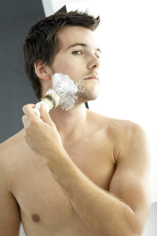 西方人,一个人,站,竖图,室内,白天,正面,卫生间,浴室,欧洲,欧洲人,仅一个男性,仅一个人,握,拿,拿着,注视,裸露,仅一个年轻男性,泡泡,化妆刷,刷子,观察,看,站着,握着,观看,察看,美容工具,关注,裸,化妆工具,修面刷,男人,男性,年轻男性,白种人,淋浴房,站立,半身,彩图,沐浴间,沐浴室